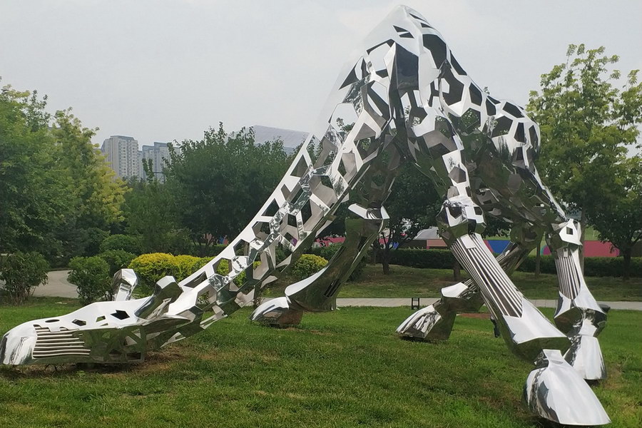 公園不(bù)鏽鋼景觀動物(wù)雕塑